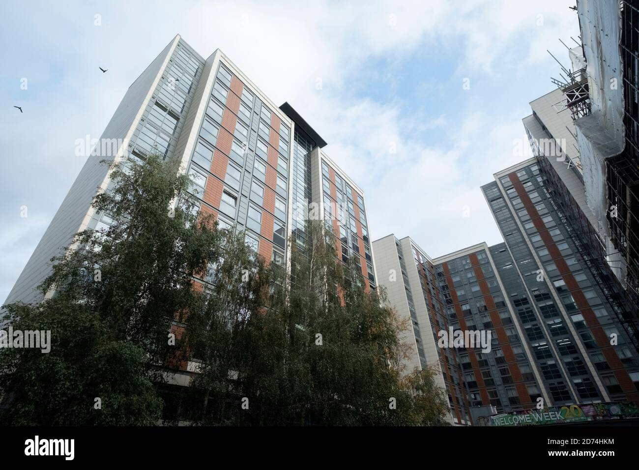 20 octobre 2020. Environ 700 étudiants et résidents non étudiants de l'Université de West London ont été informés de quitter les appartements Paragon à Brentford en raison d'un examen complet de la sécurité. L'exploitant du site Notting Hill Genesis a déclaré qu'il effectuera une enquête complète en raison de problèmes structurels et de sécurité incendie. Photo de Ray Tang. Banque D'Images