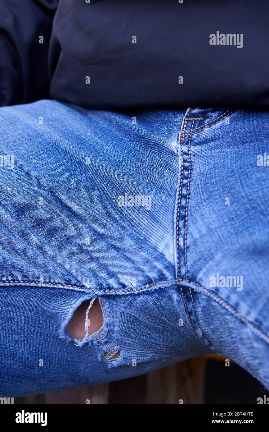 Jeans afflig avec trous entre les jambes d un gros homme gros