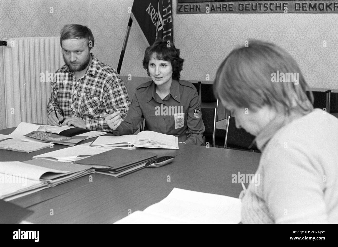 15 novembre 1984, Saxe, Eilenburg: En novembre 1984, une réunion est tenue dans le district de la direction de la Jeunesse allemande libre (FDJ), certains d'entre eux en vêtements FDJ (chemise bleue). Date exacte d'admission inconnue. Photo: Volkmar Heinz/dpa-Zentralbild/ZB Banque D'Images