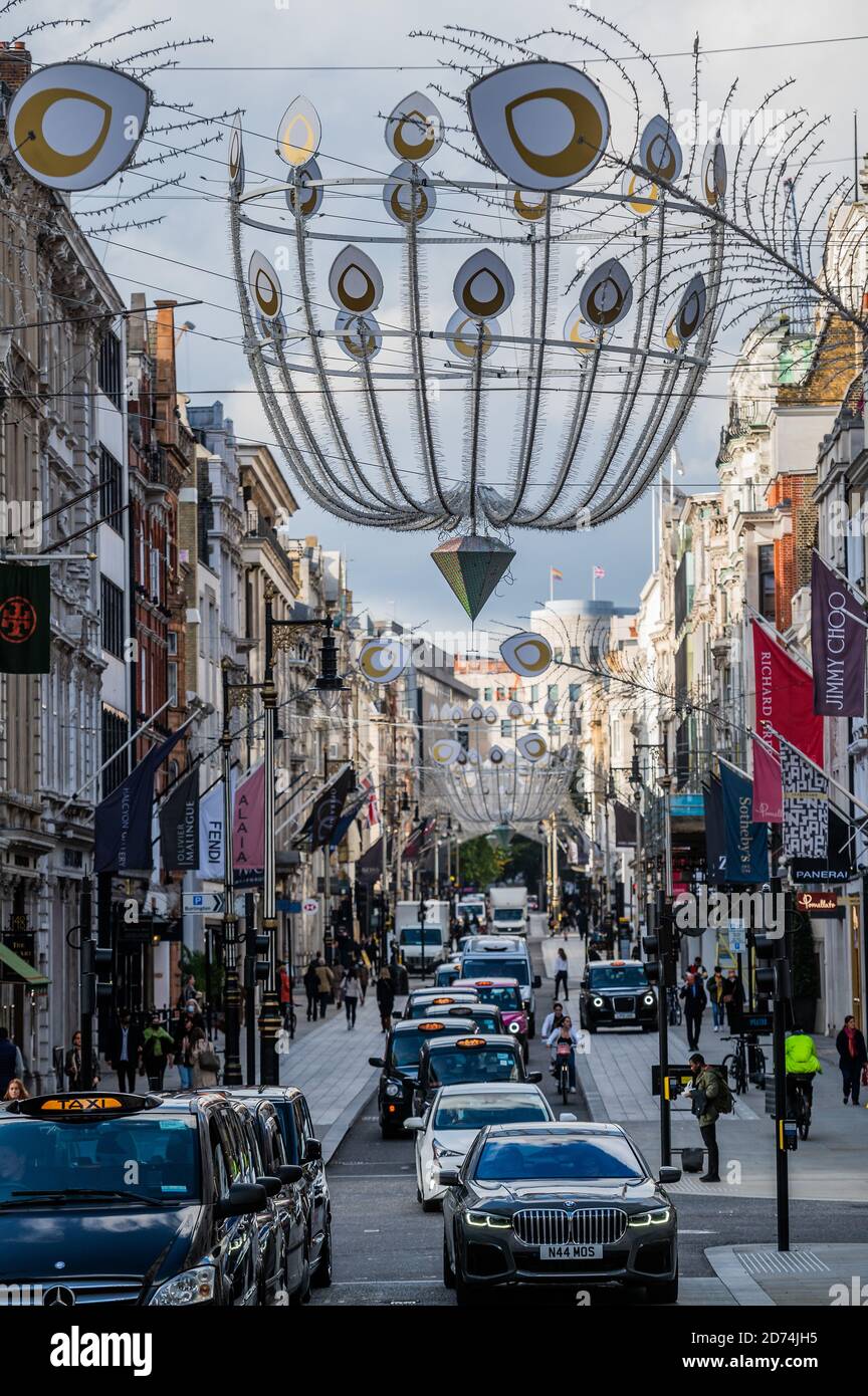 Londres, Royaume-Uni. 20 octobre 2020. Les décorations de Noël sont maintenant en place dans New Bond Street. Crédit : Guy Bell/Alay Live News Banque D'Images