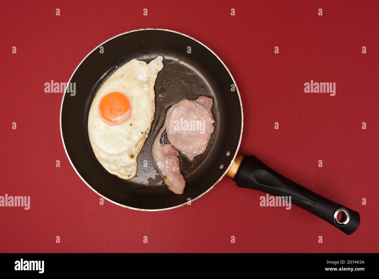 Œuf et bacon frits dans une poêle Banque D'Images