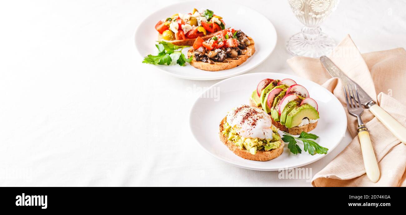 Toast avec avocat et œuf poché et toast avec avocat et radis. Concept d'alimentation saine. Placer pour le texte. Longue bannière large Banque D'Images