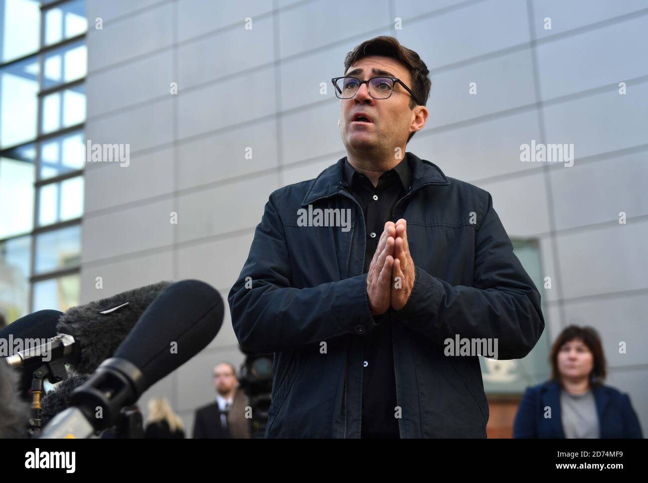 Le maire du Grand Manchester, Andy Burnham, s'est adressé aux médias à l'extérieur de Bridgewater Hall, à Manchester, à la suite de pourparlers à la dernière occasion avec le Premier ministre visant à obtenir un soutien financier supplémentaire pour son consentement à de nouvelles restrictions à l'égard du coronavirus. Le Grand Manchester sera soumis à des contrôles plus stricts du coronavirus après la conclusion des pourparlers sans accord. Banque D'Images