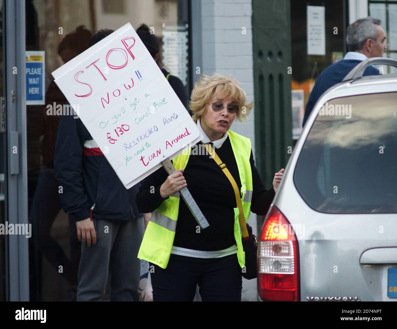 Londres, Royaume-Uni. 20 octobre 2020. Chiswick Traffic Vigilante donne un avertissement d'amendes. La mauvaise signalisation d'un LTN a conduit les automobilistes à traverser Turnham Green Terrace à Chiswick, avec une amende de 500 £, 00 £ en quelques semaines. Les résidents locaux sont très mécontents de l'imposition par le Conseil Hounslow des réseaux de trafic local et du programme de pistes de vélo de TFL. Crédit : Peter Hogan/Alay Live News Banque D'Images