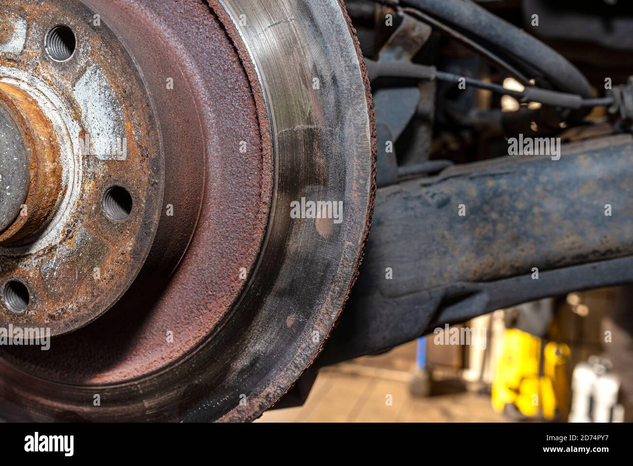 Bord gradé de l'ancien disque de frein arrière dans la voiture, régénération  du système de freinage Photo Stock - Alamy