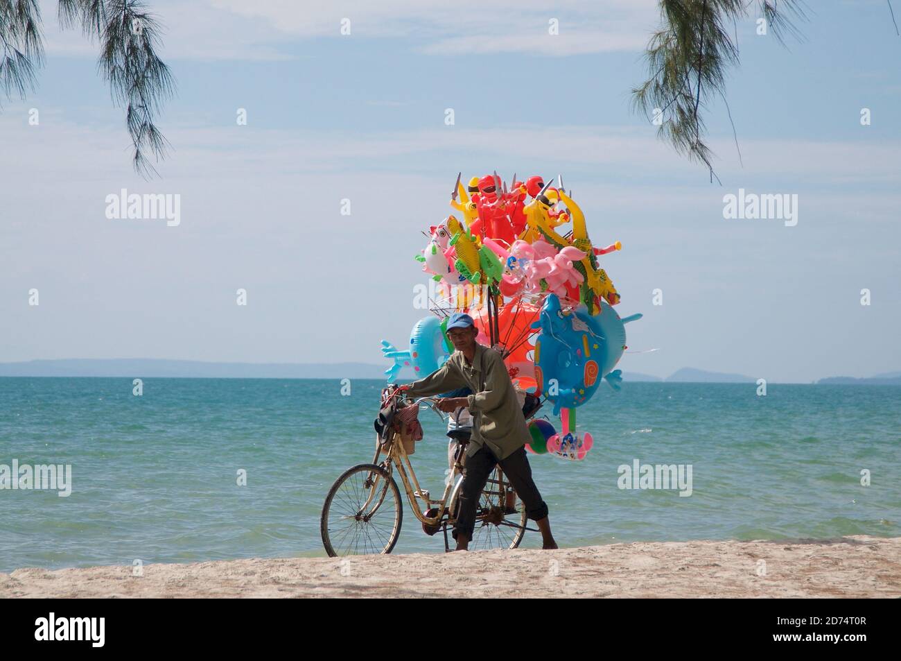 Otres Beach, Sihanoukville, Cambodge - 29 décembre 2018 : vente typique de anneau de natation que l'on peut trouver sur les belles plages d'Otres près de SiHa Banque D'Images