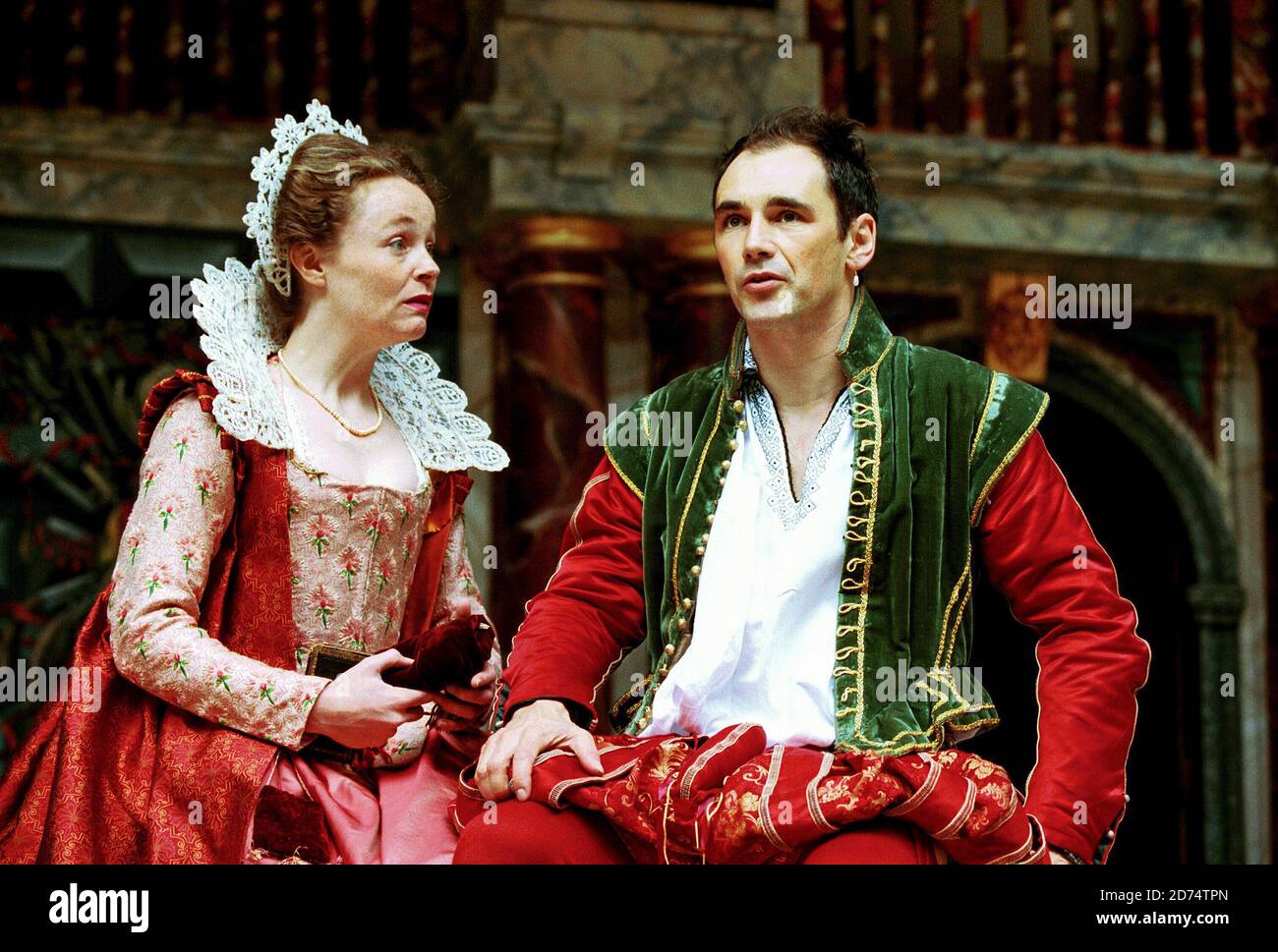 Penny Layden (Ophelia), Mark Rylance (Hamlet) au HAMEAU de Shakespeare au Globe de Shakespeare, Londres SE1 09/06/2000 Maître de vêtements et propriétés: Jenny Tiramani Maître de musique: Claire van Kampen Maître de jeu: Giles Block Banque D'Images