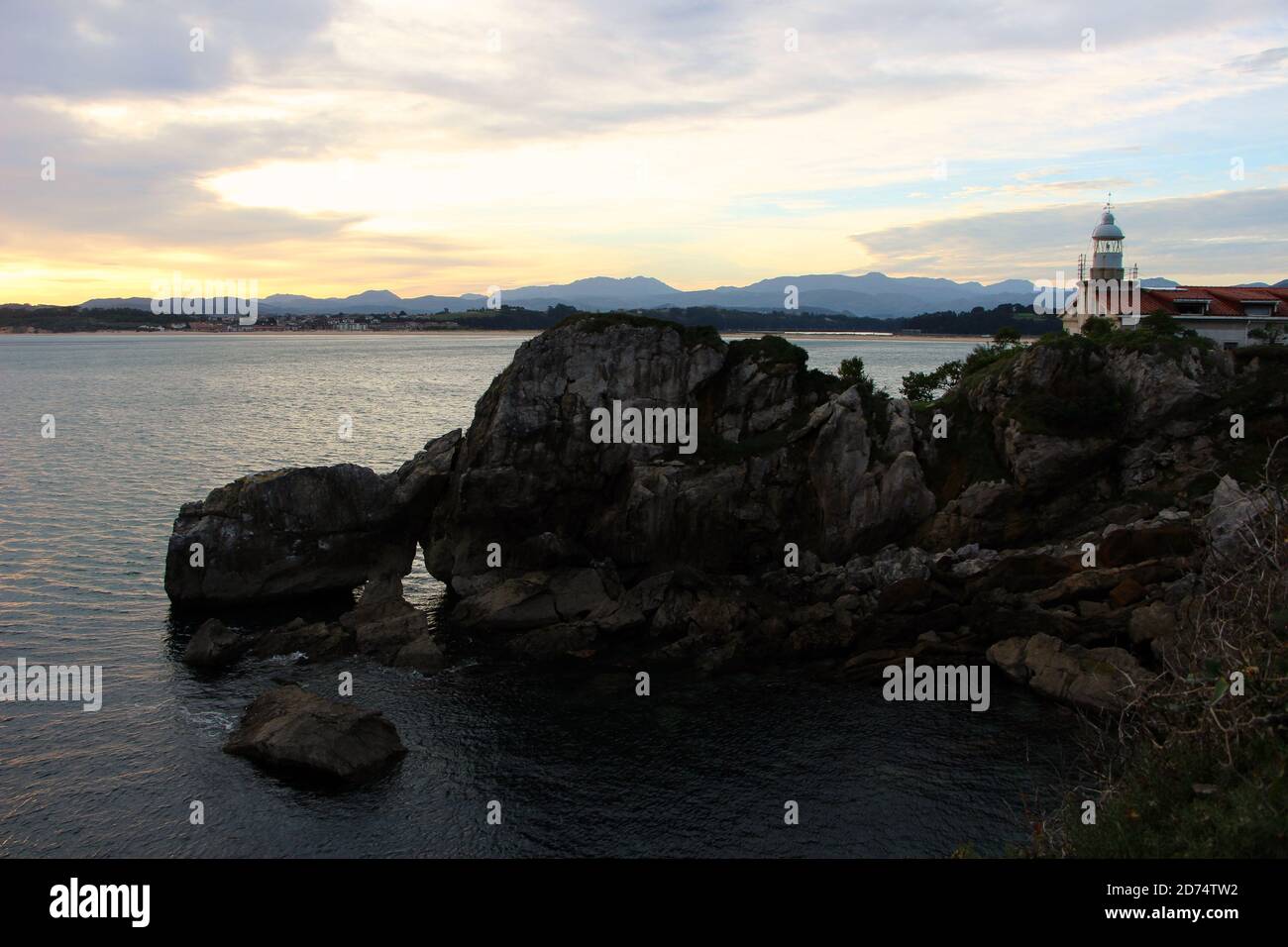 Phare de Faro de la Cerda sur la péninsule de Magdalena à Dawn Santander Cantabria Espagne maintenant utilisé comme partie de classe De l'Université de Cantabrie Banque D'Images