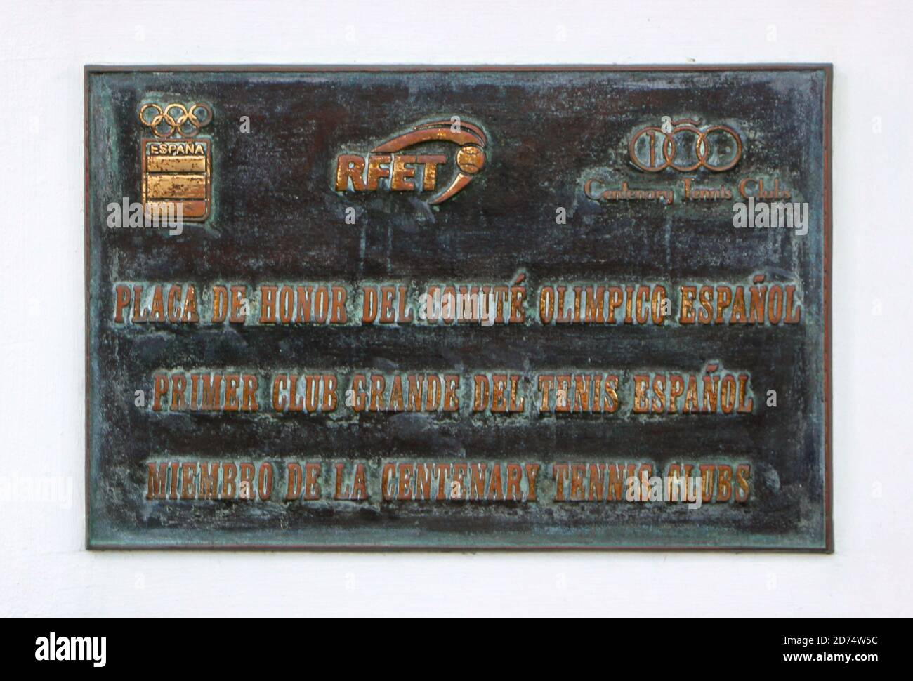 Comité olympique espagnol plaque murale en laiton honoraire à l'extérieur du Royal Société de tennis Club à Santander Cantabria Espagne Banque D'Images