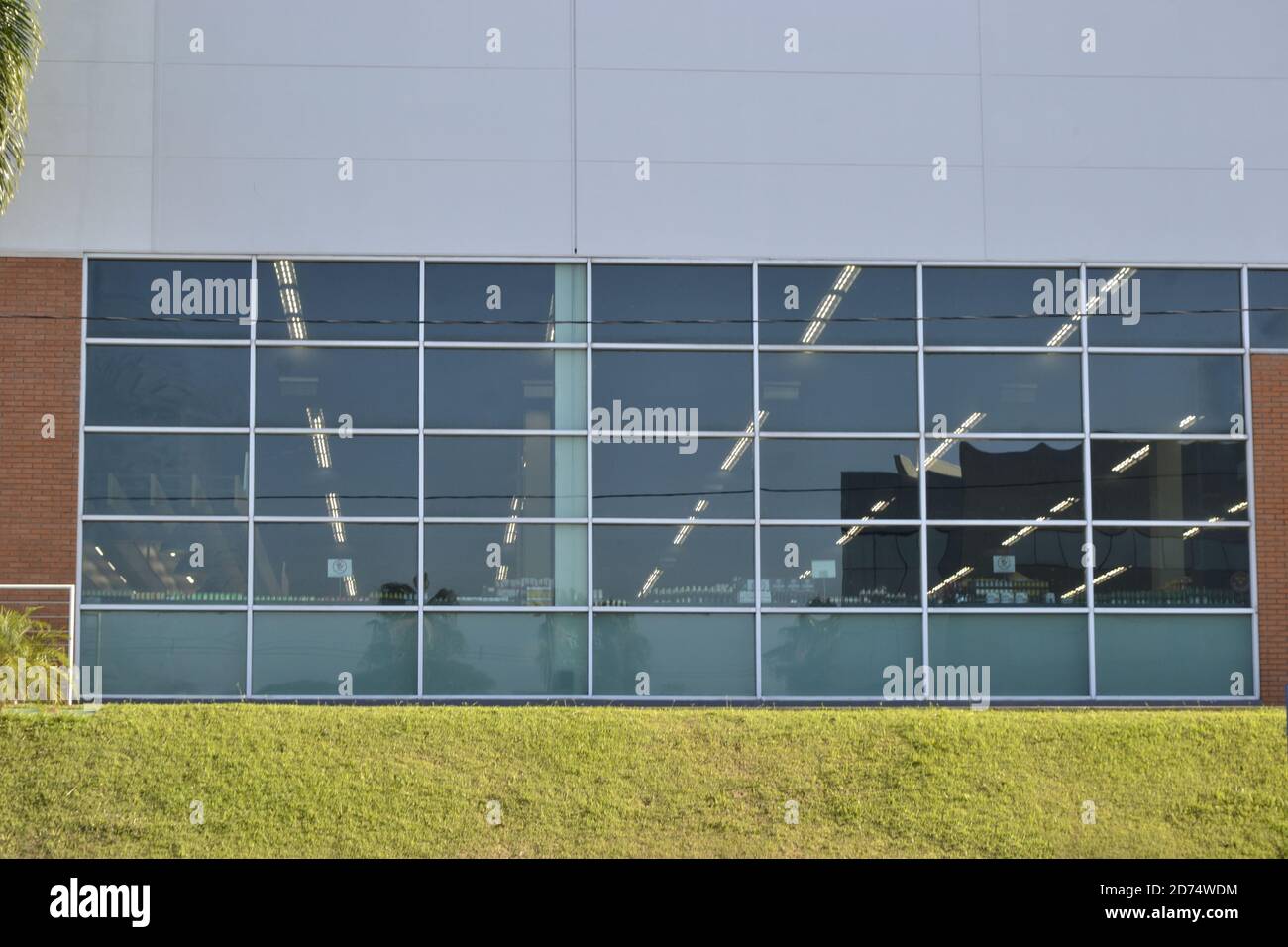 Supermarché façade en verre, pelouse avant, fenêtres en verre transparent, vue intérieure des lumières et du plafond, Brésil, Amérique du Sud Banque D'Images