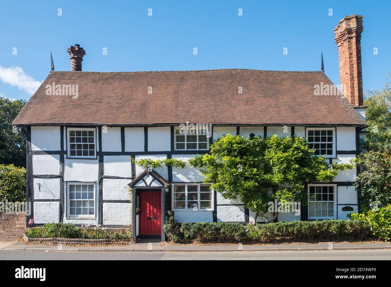Chalet traditionnel noir et blanc à pans de bois à Ombersley, Worcestershire, Royaume-Uni Banque D'Images