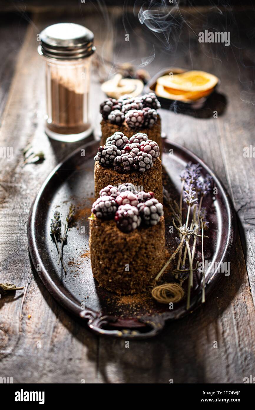 muffin aux fruits au chocolat sucré. nourriture et boissons saines. mini-gâteau. petit déjeuner Banque D'Images