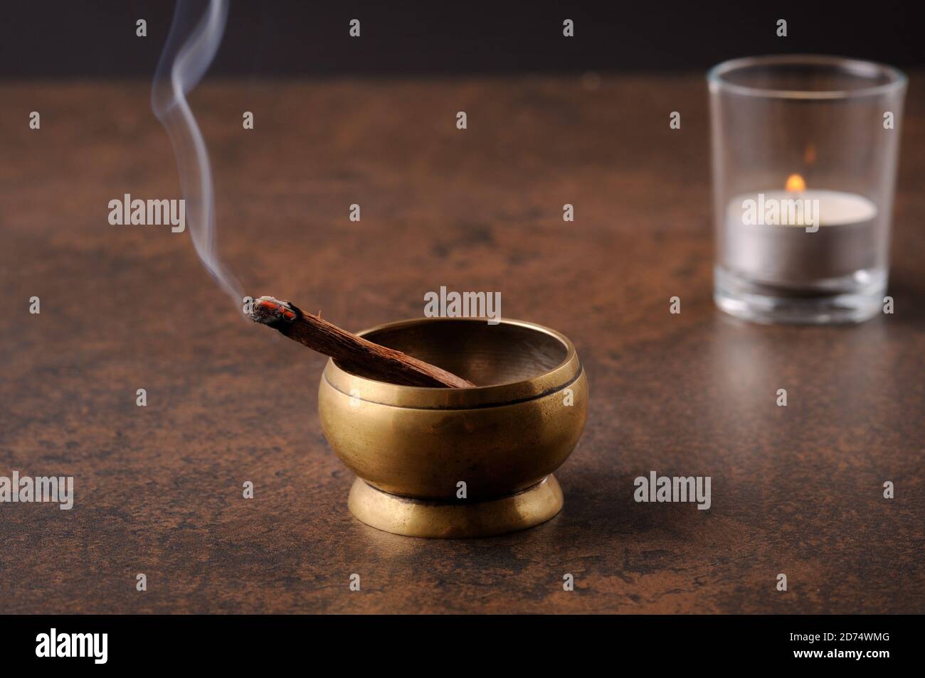 Bâton aromatique de palo santo sur fond sombre. Bâton sacré d'arbre, brûlant avec la fumée d'arôme.fumer de l'encens de fines herbes. Guérison, méditation, détente Banque D'Images