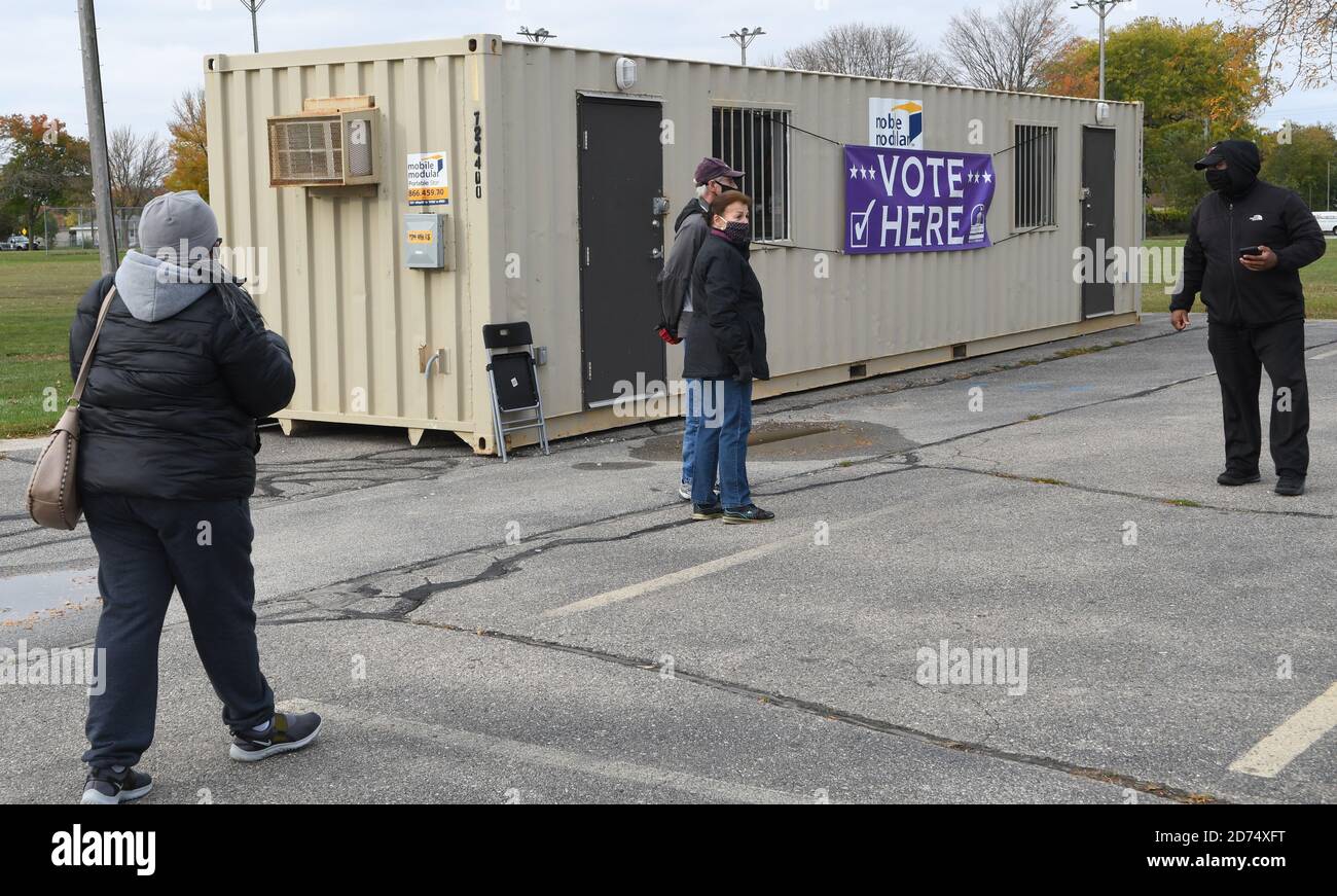 Racine, Wisconsin, États-Unis. 20 octobre 2020. Un bâtiment modulaire est installé dans le stationnement du centre communautaire Dr. John Bryant à racine, Wisconsin, le premier jour de vote en personne au Wisconsin, le mardi 20 octobre 2020. (Image de crédit : © Mark HertzbergZUMA Wire) Banque D'Images