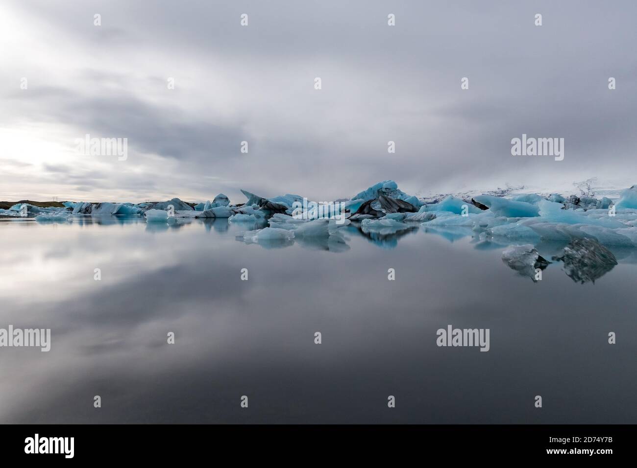 Glace glaciaire se reflétant à JökulsárlÃ³n, le célèbre lac d'Islande Banque D'Images