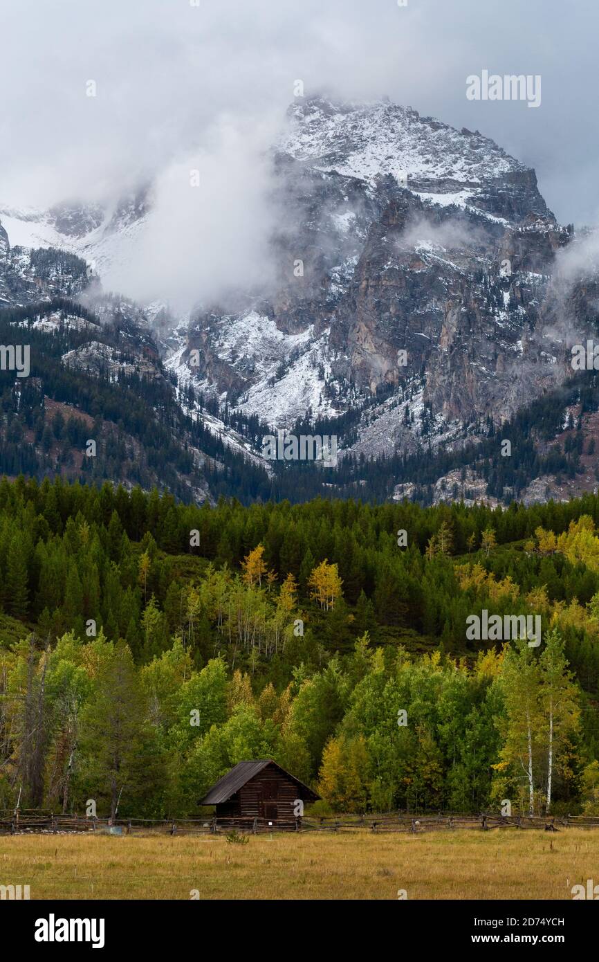 Une petite cabine d'une ancienne ferme se reposant sous déception Peak et les montagnes Teton pendant la saison d'automne. Parc national de Grand Teton, Wyomi Banque D'Images