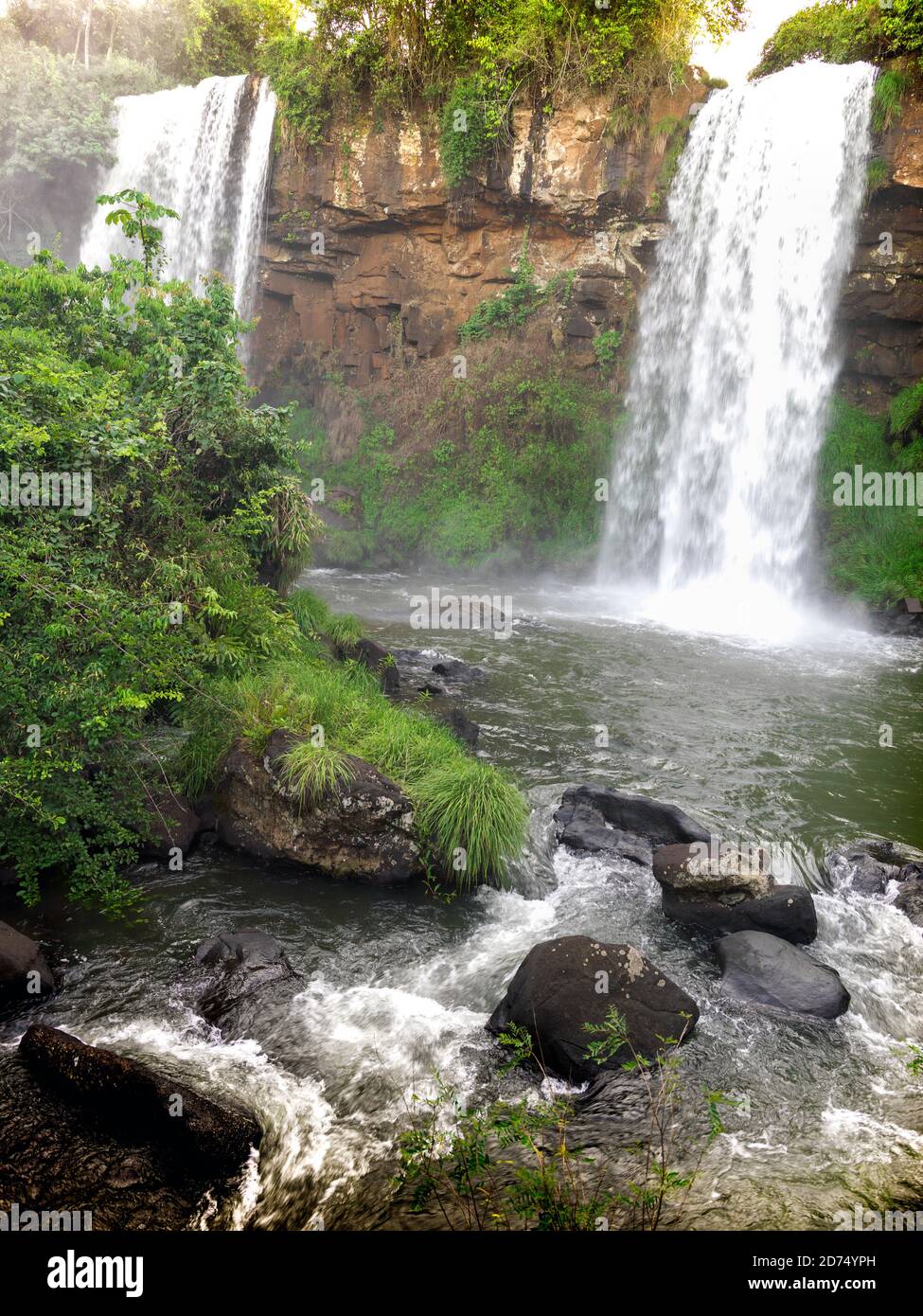 Ensemble, ils constituent la plus grande cascade du monde. Le nom 'Iguazú' vient du Guarani. Banque D'Images