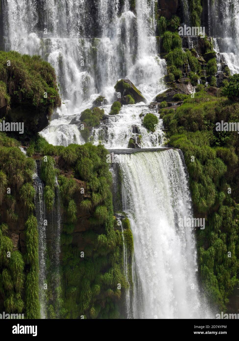 Ensemble, ils constituent la plus grande cascade du monde. Le nom 'Iguazú' vient du Guarani. Banque D'Images