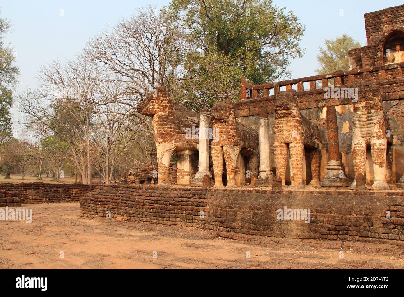 temple bouddhiste en ruines (wat chang lom) dans si satchanalai-chalieng (fermé à sukhothai) en thaïlande Banque D'Images