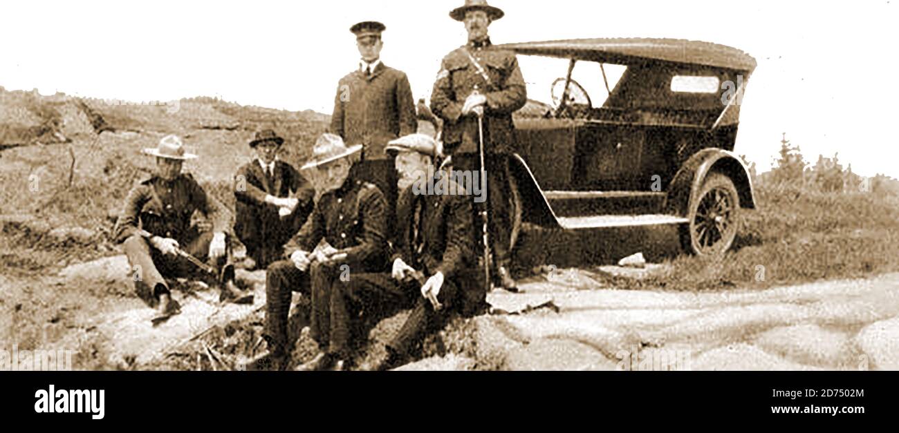 Un criminel de chasse Leo Rogers - Canadian Mounties avec le chef (permanent) Robt Morley et le Sgt John Urquhart (plus tard tué par Rogers) . --- le 16 mai 1923, Leo Rogers, un criminel de carrière de 21 ans, s'est échappé du tribunal de district de Nipissing, à North Bay. Parmi les posses, on compte Fred Lefebvre, policier en civil, Joe Bourke, l'agent Robb et Sgt. McGovern l'a poursuivi. Une fois localisé, une bataille nocturne d'armes à feu a commencé et Sgt. William McGovern a été blessé . À l'aube, la bataille se poursuivait et Fred Lefebvre fut mortellement blessé.Sgt. John Urquhart a également été tué. Finalement, Rogers a été abattu Banque D'Images