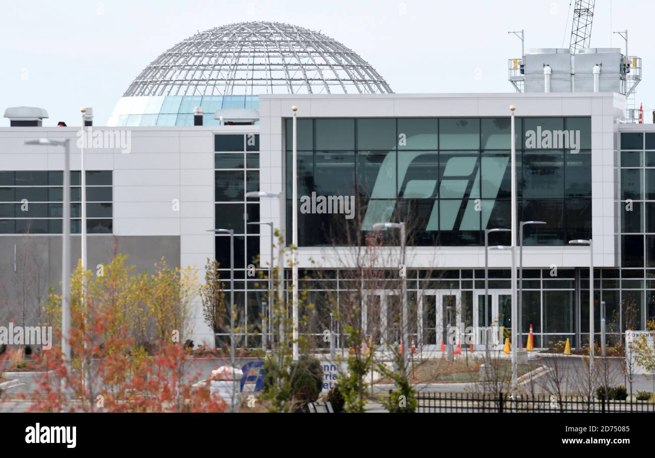 Mount Pleasant, Wisconsin, États-Unis. 20 octobre 2020. Les travaux se poursuivent sur le vaste campus technologique Foxconn proposé à Mount Pleasant, Wisconsin, le mardi 20 octobre 2020, alors que la société s'efforce de contrer les récentes nouvelles selon lesquelles le projet est loin de répondre aux objectifs promis lorsque l'État a signé un accord d'incitation lucratif et controversé avec la société. Le président Trump l'a déclaré « huitième merveille du monde » lors de l'inauguration de 2018. Des panneaux de verre sont installés sur le globe de centre de données Performance Computing de 100 pi de hauteur. (Image de crédit : © Mark HertzbergZUMA Wire) Banque D'Images