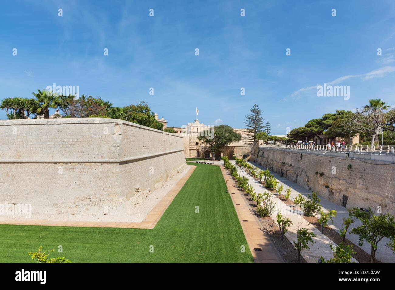 Muraille et fossé de la ville fortifiée de Mdina À Malte Banque D'Images