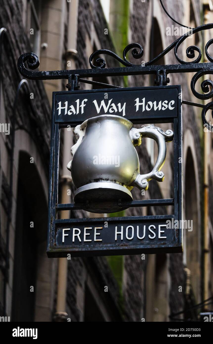 Demi Way House pub panneau à Fleshmarket Fermer Édimbourg Banque D'Images