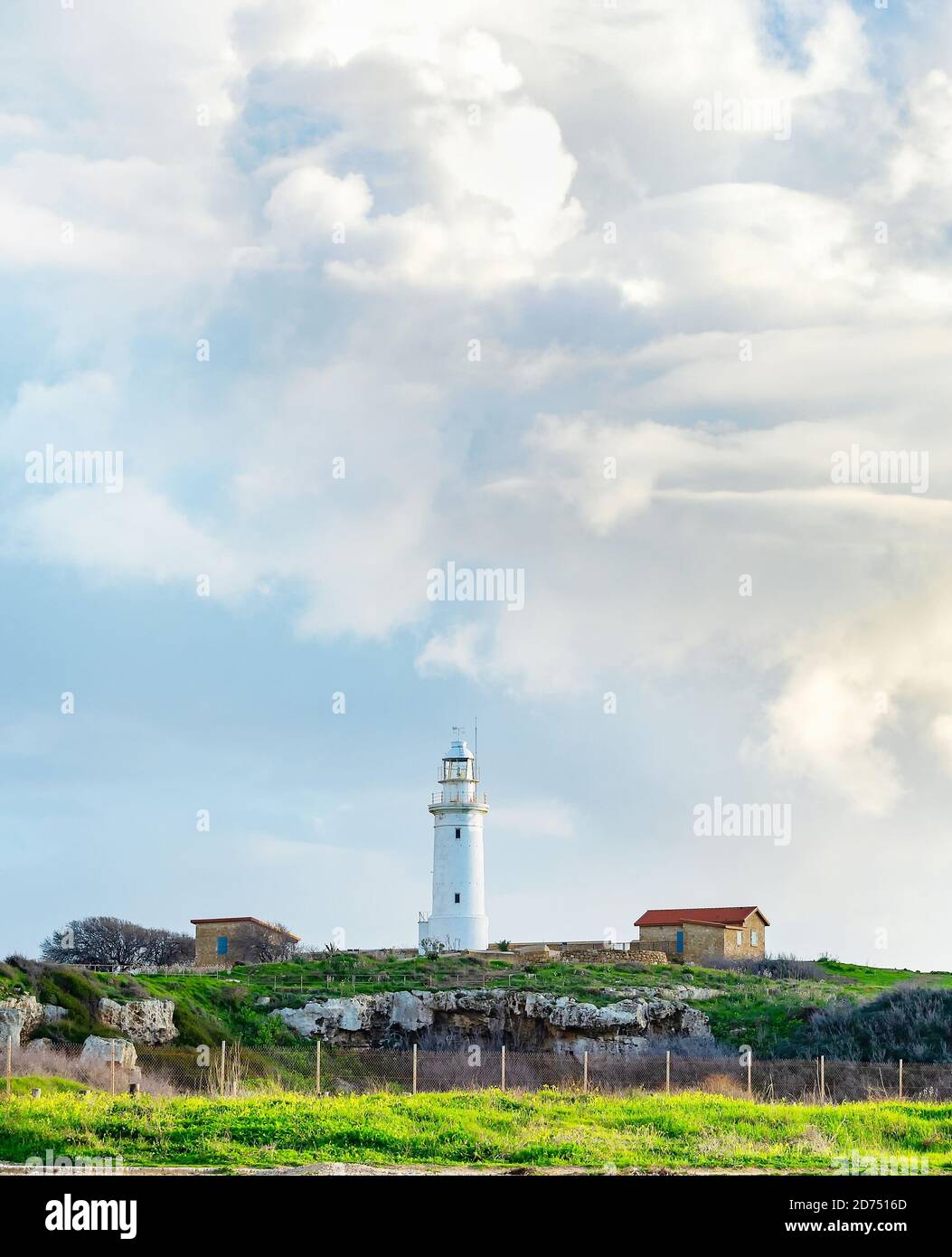 Cloudscape blanc Paphos Phare sur une colline verte, paysage de bord de mer avec nuages de pluie, Chypre Banque D'Images