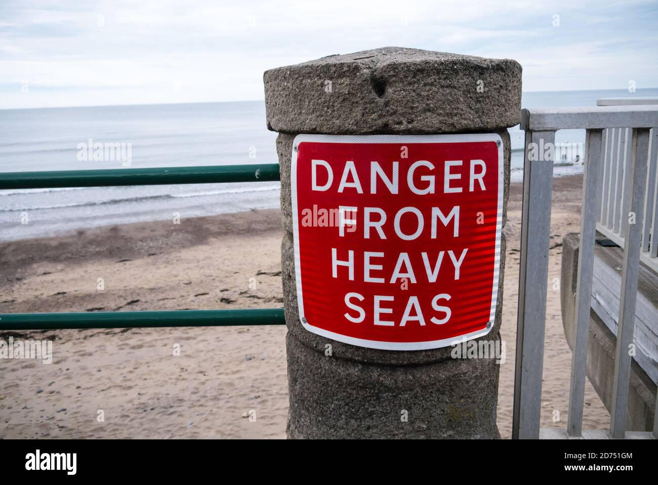 Panneau d'avertissement de la promenade « danger de la mer lourde » Banque D'Images