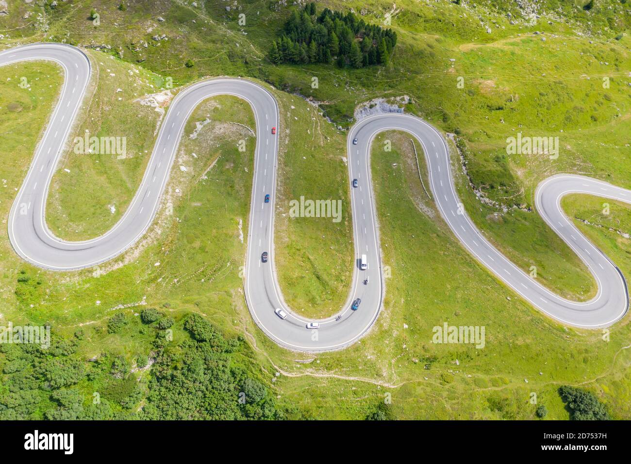 Vue aérienne incroyable sur les courbes du col de Julier, Suisse Banque D'Images