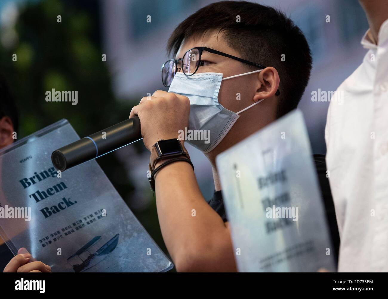 Le militant pro-démocratie, Joshua Wong, tenant une carte transparente « le retour », s'exprimant devant les médias pendant le rassemblement.les activistes pro-démocratie se rassemblent à Hong Kong pour soutenir les 12 Hongkongs détenus en Chine continentale après avoir tenté de fuir à Taïwan pour réclamer l'asile politique en août 2020. Les 12 détenus ont commis différents crimes politiques à Hong Kong et étaient sous caution lorsqu'ils ont fui. Banque D'Images