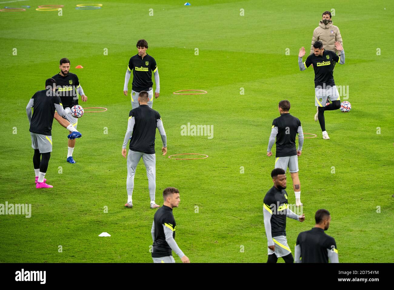 Munich, Allemagne. 20 octobre 2020. Football: Ligue des Champions, Bayern Munich - Atlético Madrid, groupe a, 1er match, entraînement Atlético Madrid à l'Allianz Arena. Les joueurs de Madrid s'échauffent pendant la session d'entraînement. Credit: Matthias balk/dpa/Alay Live News Banque D'Images