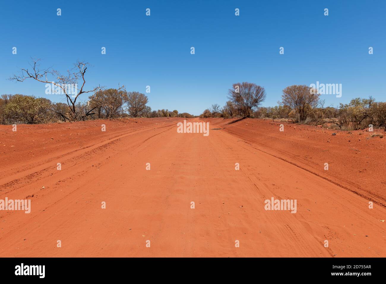 Une route de terre dans le centre rouge de l'Outback australien, territoire du Nord, Australie. Banque D'Images