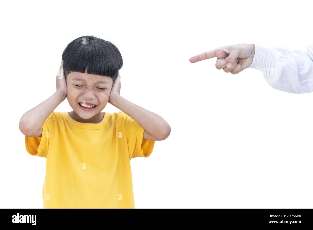Un petit enfant asiatique couvrait son oreille isolée sur fond blanc. Mère pointait les doigts de son fils. Concept de violence familiale. Banque D'Images