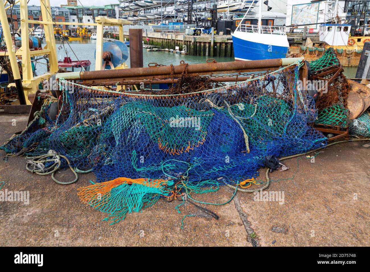Un grand filet de pêche au chalutier sur le quai Photo Stock - Alamy
