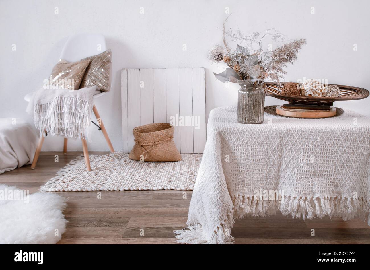 Intérieur lumineux d'une chambre confortable avec une chaise et décoration intérieure. Intérieur, détails et décoration modernes. Banque D'Images