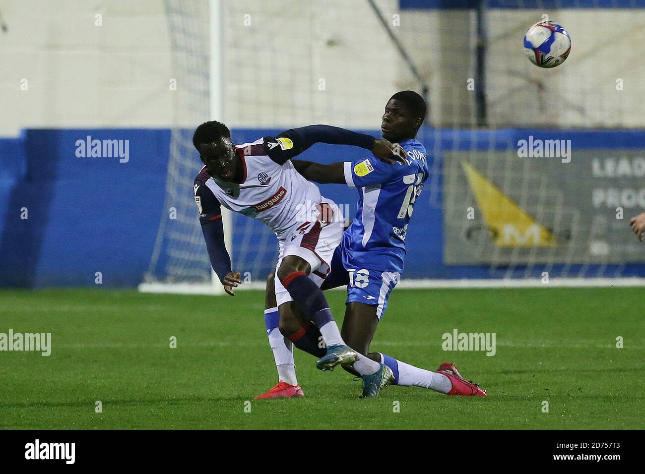 BARROW, ANGLETERRE. 20 OCTOBRE Arthur Gnahoua de Bolton Wanderers en action avec Yoan Zouma de Barrow lors du match Sky Bet League 2 entre Barrow et Bolton Wanderers à la rue Holker, Barrow-in-Furness le mardi 20 octobre 2020. (Credit: Mark Fletcher | MI News) Credit: MI News & Sport /Alay Live News Banque D'Images