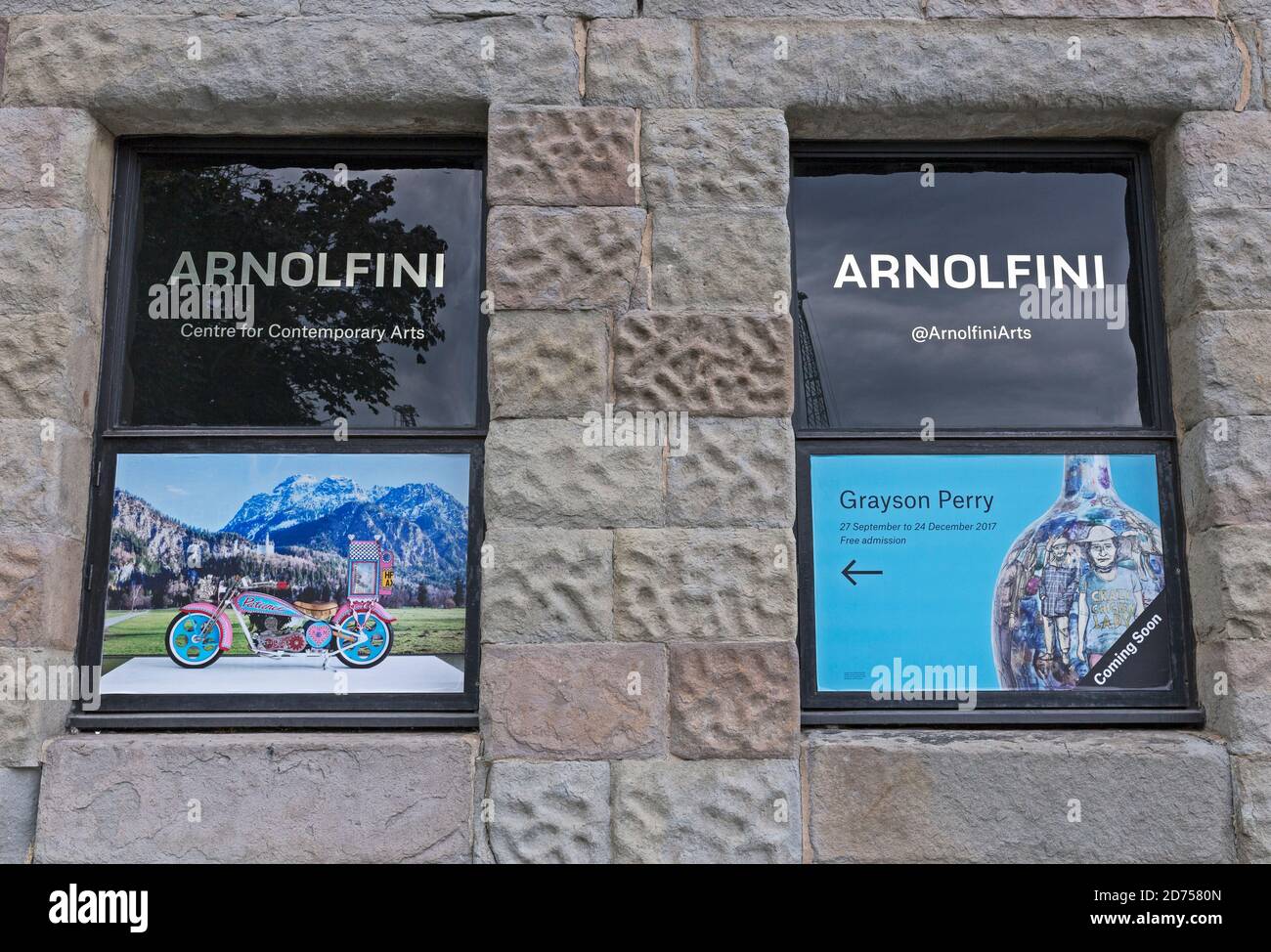 Des affiches dans les fenêtres de l’Arnolfini à Bristol, au Royaume-Uni, annonçant l’exposition 2017 de Grayson Perry à la galerie Banque D'Images