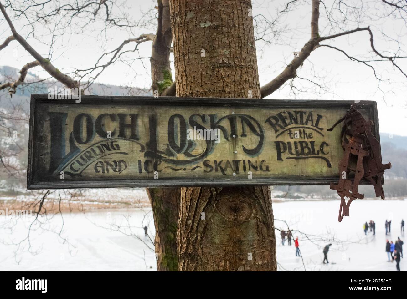 Loch Loskin - curling et patinage sur glace. Janvier 2010 - après un hiver amèrement froid, le lac est gelé et est ouvert au public. Banque D'Images