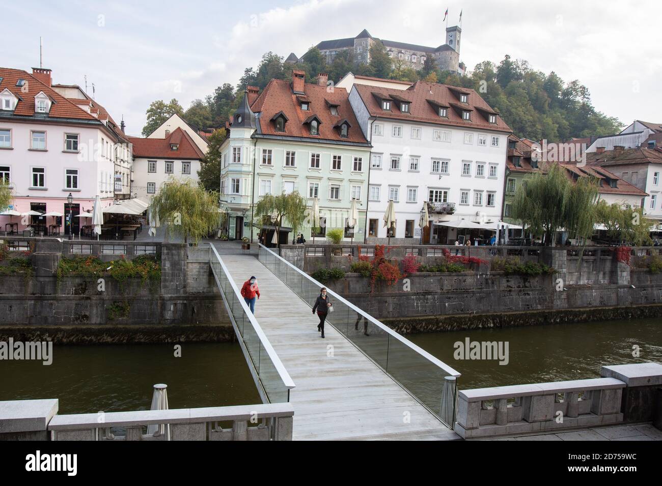 Le centre-ville de Ljubljana est vu pour la plupart vide après que la Slovénie a redéclaré une épidémie.comme les nouveaux cas quotidiens de covid-19 ont passé vingt pour cent de tous les cas testés, la Slovénie a déclaré une épidémie de 30 jours, à partir du lundi 19 octobre, a ordonné la fermeture de bars et de restaurants à l'échelle nationale, mis en œuvre un couvre-feu et port obligatoire de masques en public et à l'intérieur. Les clubs de fitness sont fermés, les salons de beauté et de coiffure ne peuvent accueillir qu'un seul client et les rassemblements sont limités à six personnes. Banque D'Images