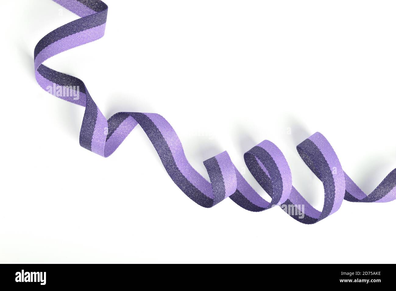 Ruban en coton lilas violet, ruban de cerclage avec boucle sur fond blanc. À utiliser pour coudre des vêtements, des sacs. Espace pour le texte. Banque D'Images