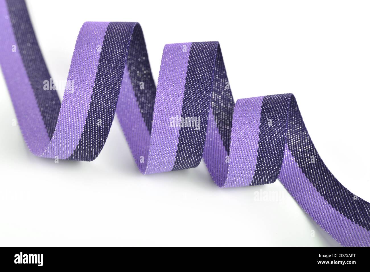 Ruban en coton lilas violet, ruban de cerclage avec boucle sur fond blanc. À utiliser pour coudre des vêtements, des sacs. Espace pour le texte. Banque D'Images