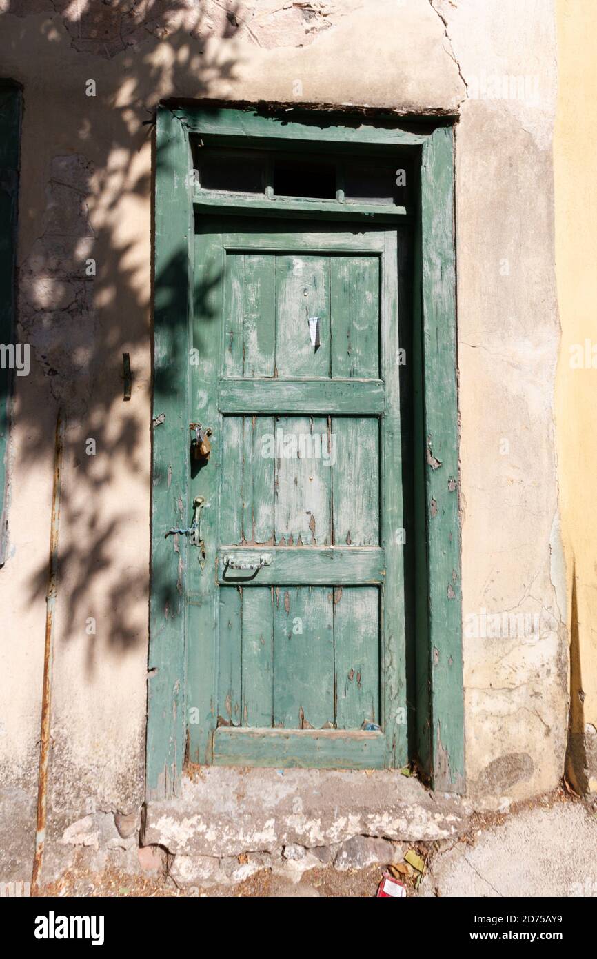 Ancienne porte en bois dans le village traditionnel de Mesotopos, sur l'île de Lesvos, Grèce, Europe Banque D'Images