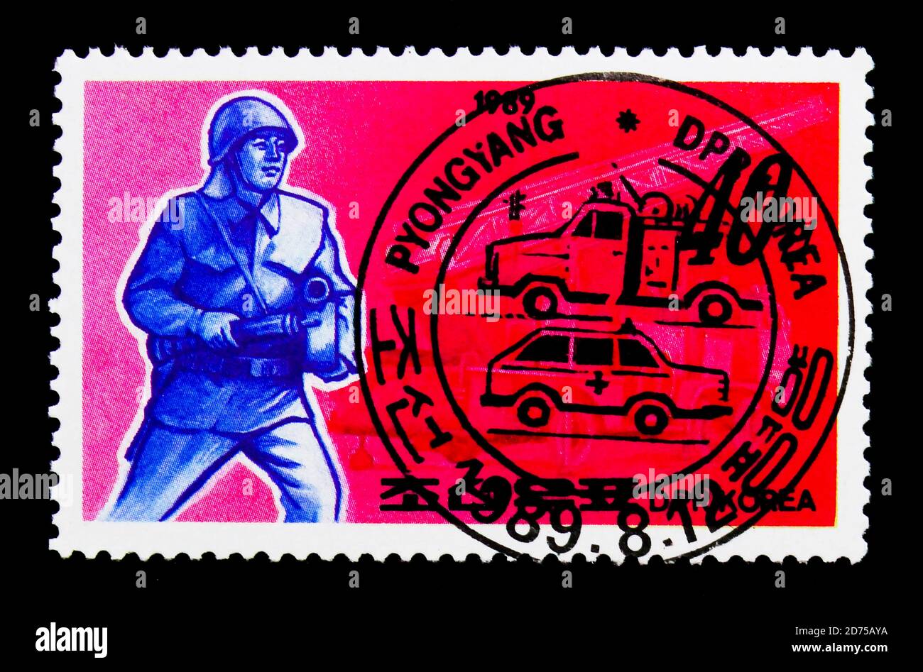 MOSCOU, RUSSIE - 25 NOVEMBRE 2017 : un timbre imprimé en république populaire démocratique de Corée montre le pompier et le pompier, série de services publics, cir Banque D'Images