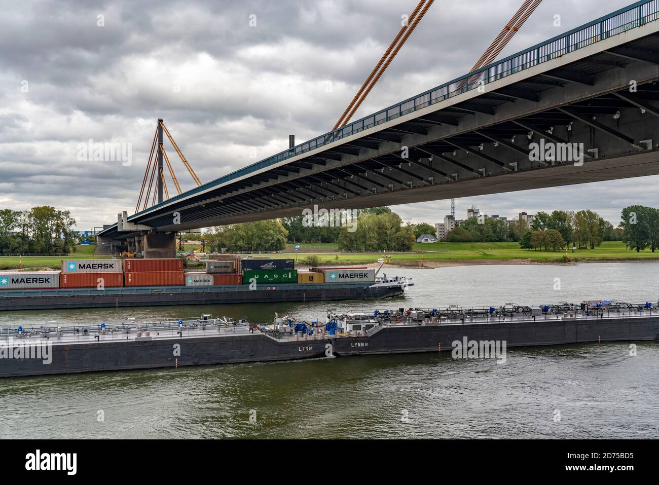 Autoroute A40 Pont du Rhin Neuenkamp près de Duisburg, pont à câbles, avec des dommages considérables de pont, des fissures dans les poutres, seulement 4 des 6 voies sont Banque D'Images