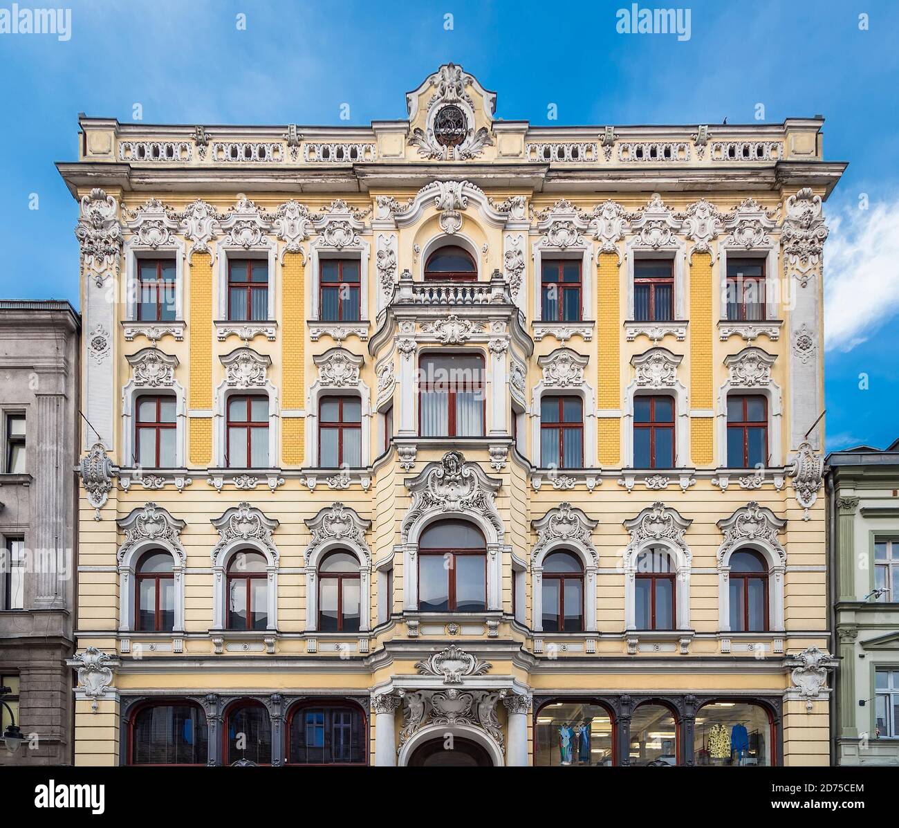 LODZ, POLOGNE - 28 JUILLET 2016 : la façade d'une ancienne maison du nom 90 sur la rue Piotrkowska dans la ville de Lodz. Pologne Banque D'Images