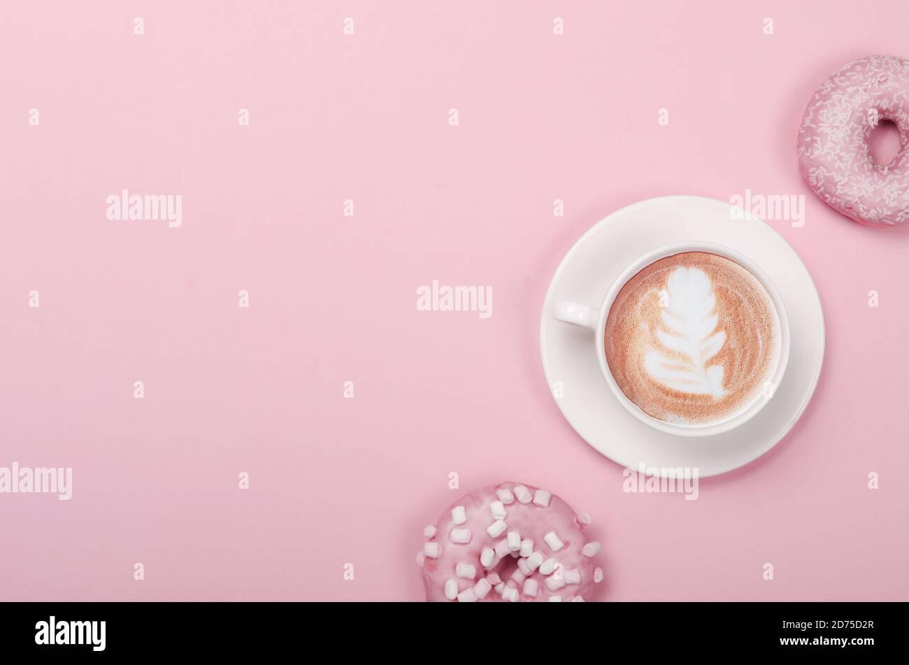 Composition à plat avec beignets et une tasse de café fond rose Banque D'Images