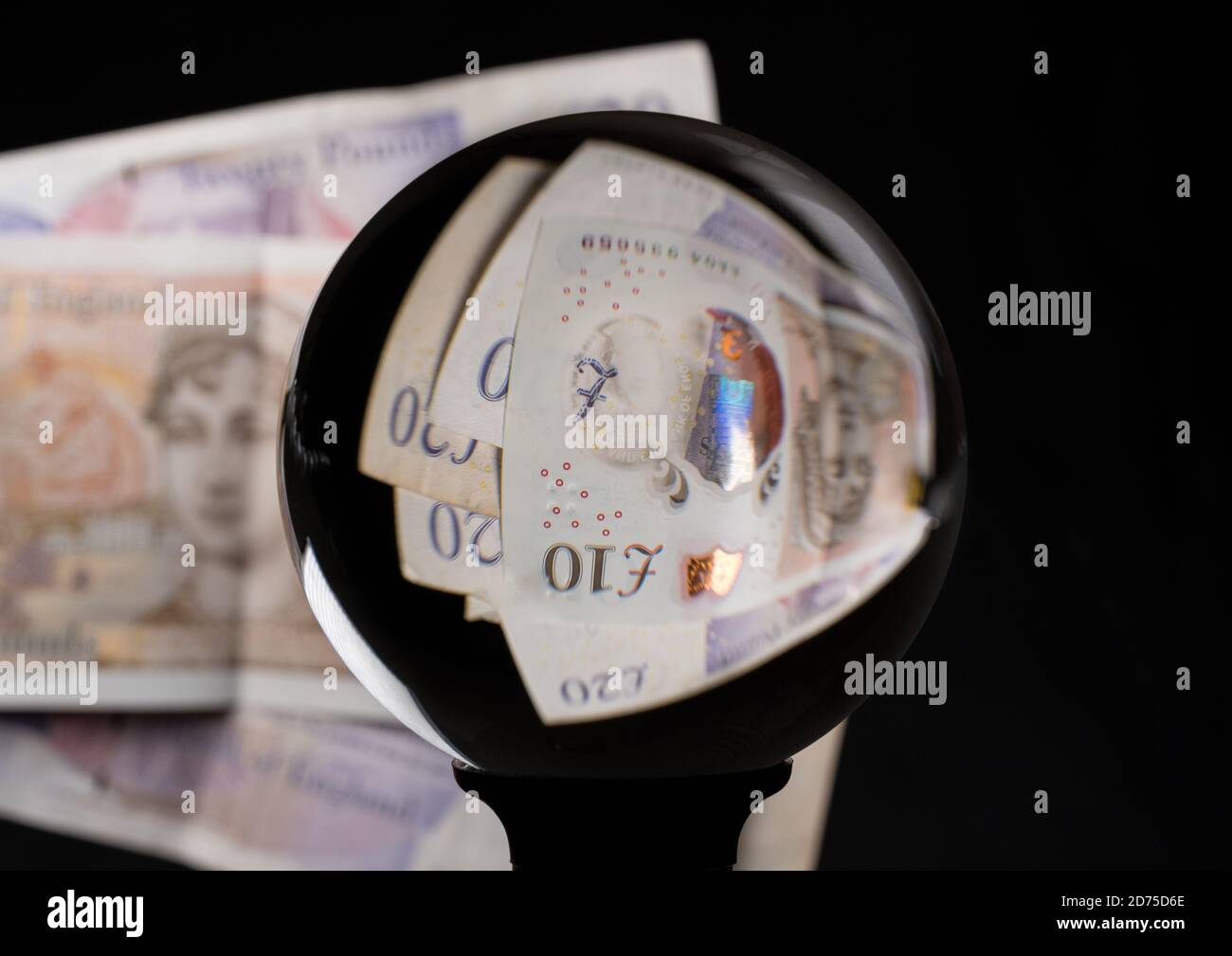 Un futur en cristal ou un ballon de fortune reflétant un 10 britannique livre sterling comme concept pour le taux de change pour la devise Banque D'Images