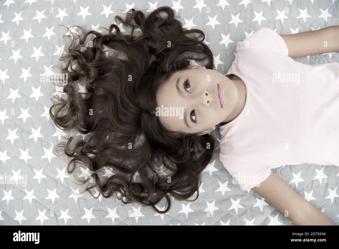 Petite Fille Avec De Longs Cheveux Boucles Jeter Sur Double Vue D En Haut Coiffure Curly Ideal De L Enfant A L Air Mignon Garder L Huile Bio Masque Revitalisant Cheveux Brillants Et En Bonne Sante