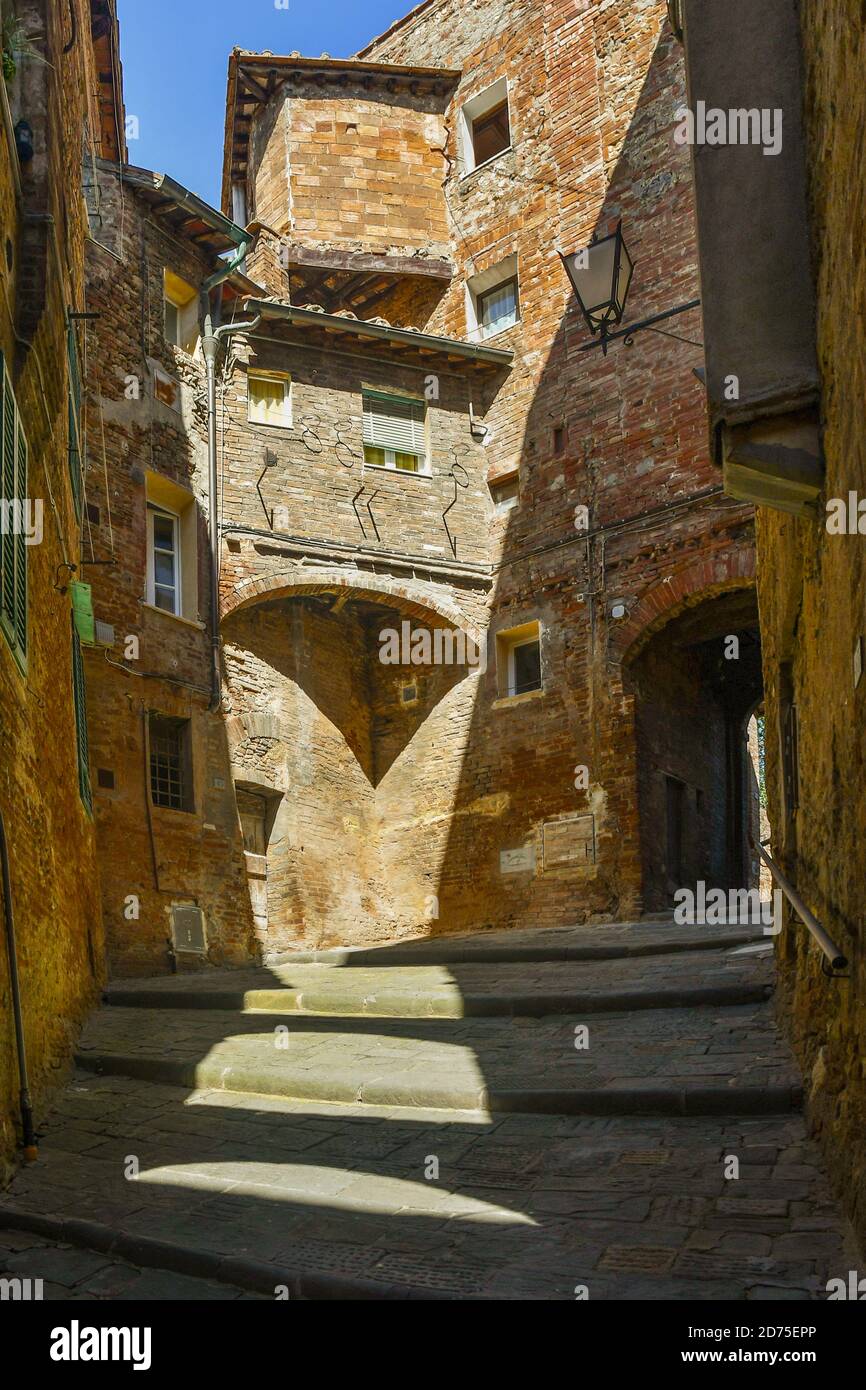 Aperçu d'une ruelle étroite dans le centre historique de Sienne, site classé au patrimoine mondial de l'UNESCO, en une journée ensoleillée, Toscane, Italie Banque D'Images